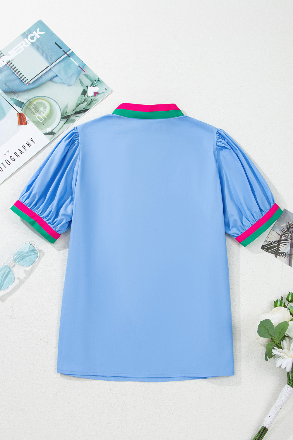 Blusa azul cielo con mangas abullonadas y toque de color en el escote