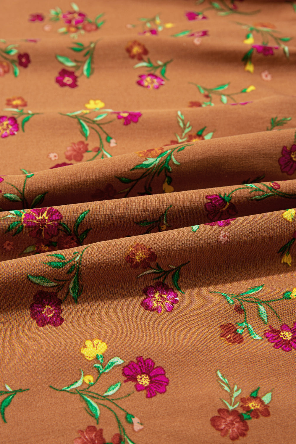 Vestido largo maxi con estampado floral de talla grande en color marrón con cuello de pico, mangas con volantes y diseño a capas