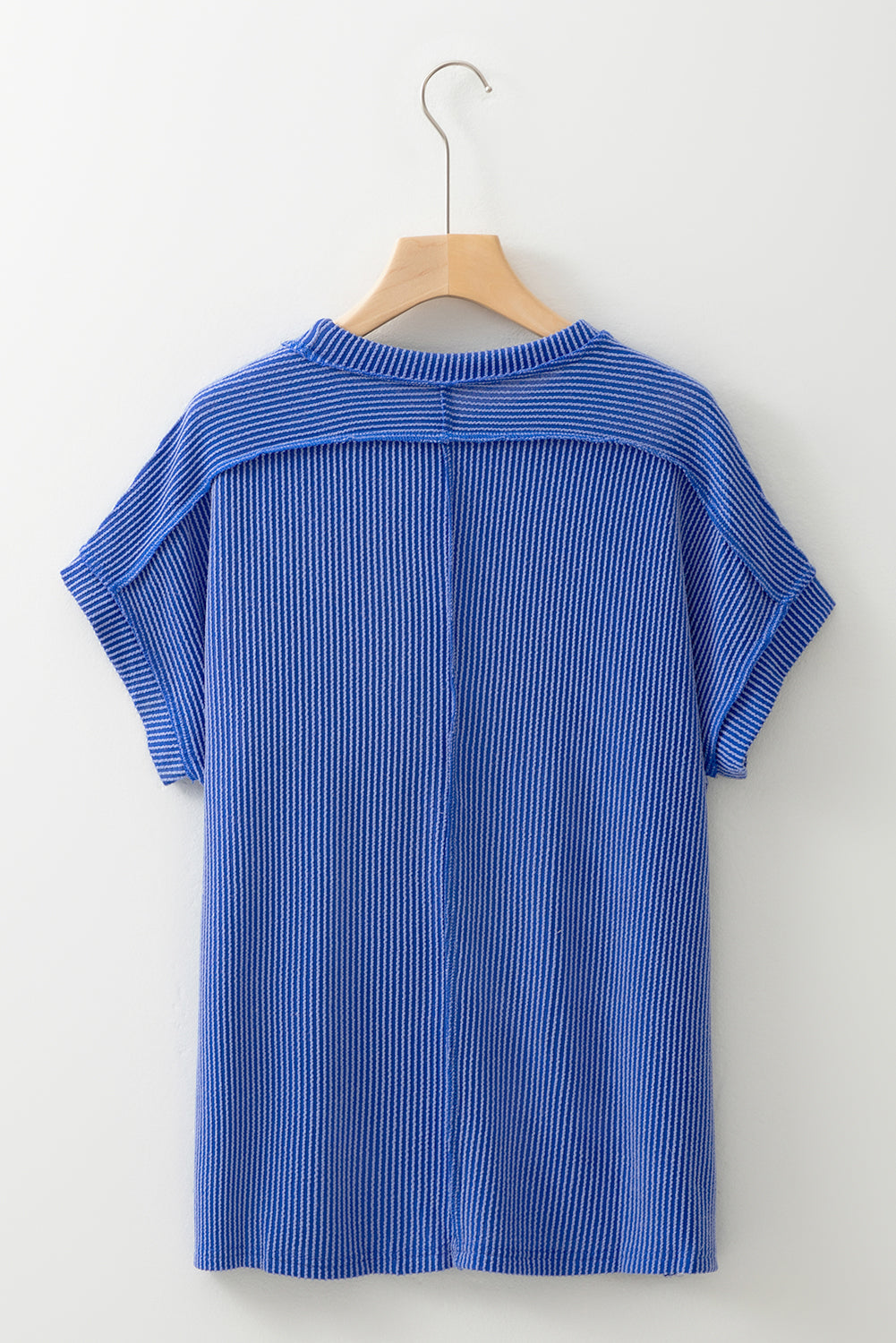 Camiseta blanca de punto acanalado arrugado con cuello redondo