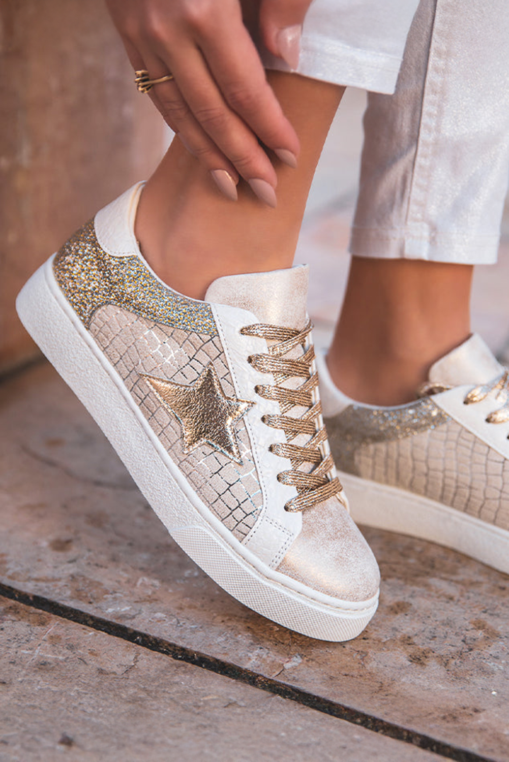 Zapatillas con cordones de cuero sintético con retazos de estrellas de purpurina dorada