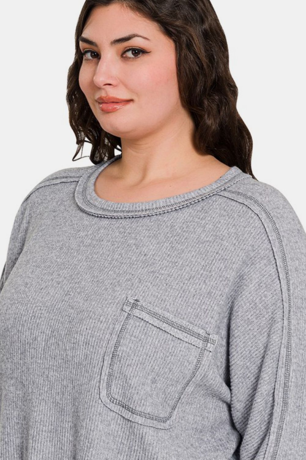 Zenana Top de punto Hacci acanalado cepillado con costuras en contraste talla completa