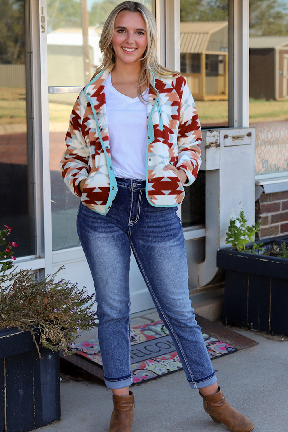 Chaqueta polar roja fuego con botones y bolsillos con cremallera estilo azteca occidental