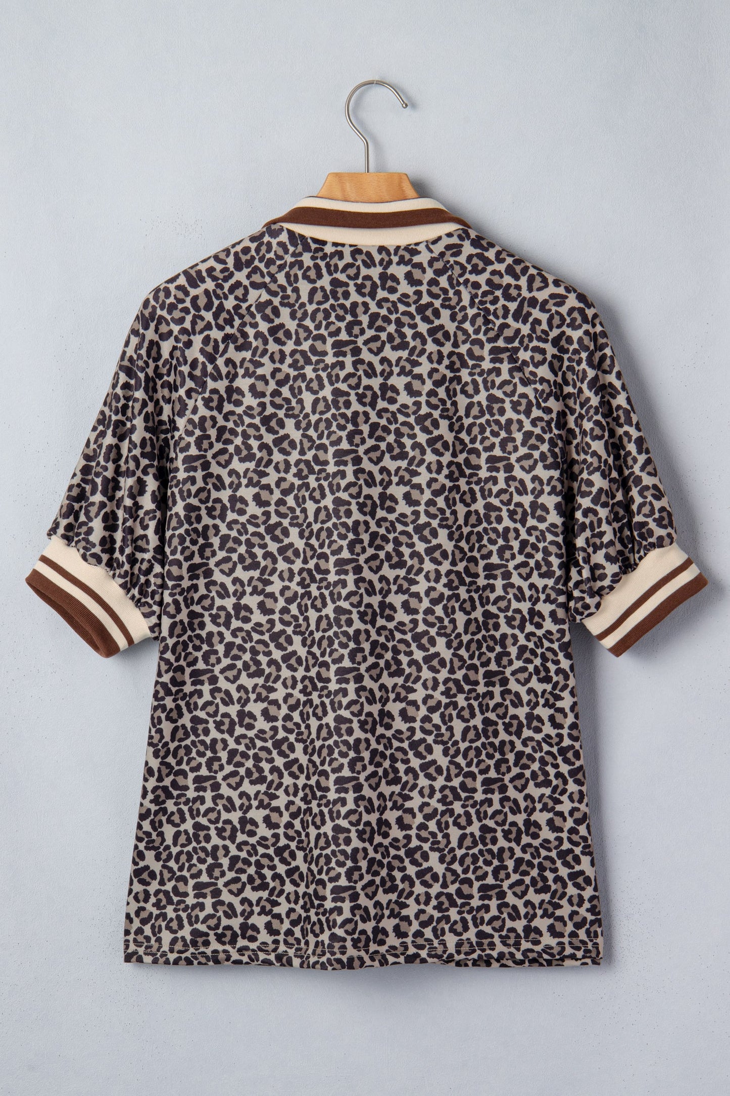 Top de manga corta tipo patchwork con cremallera, cuello alto y estampado de leopardo caqui con ribete a rayas