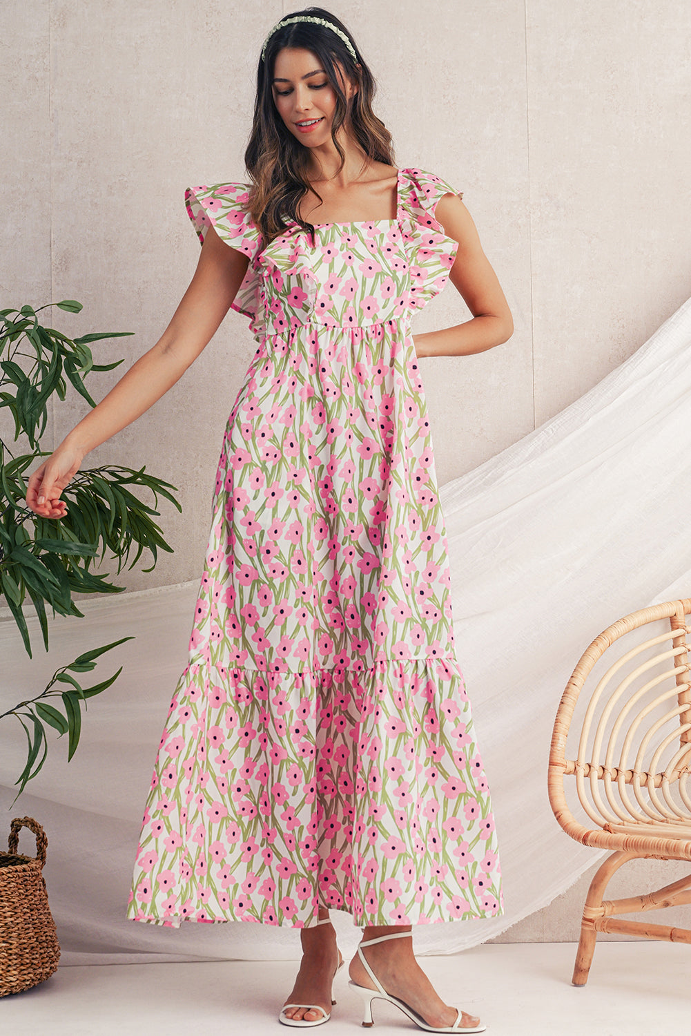 Maxivestido con estampado floral azul, escote cuadrado y tirantes con volantes