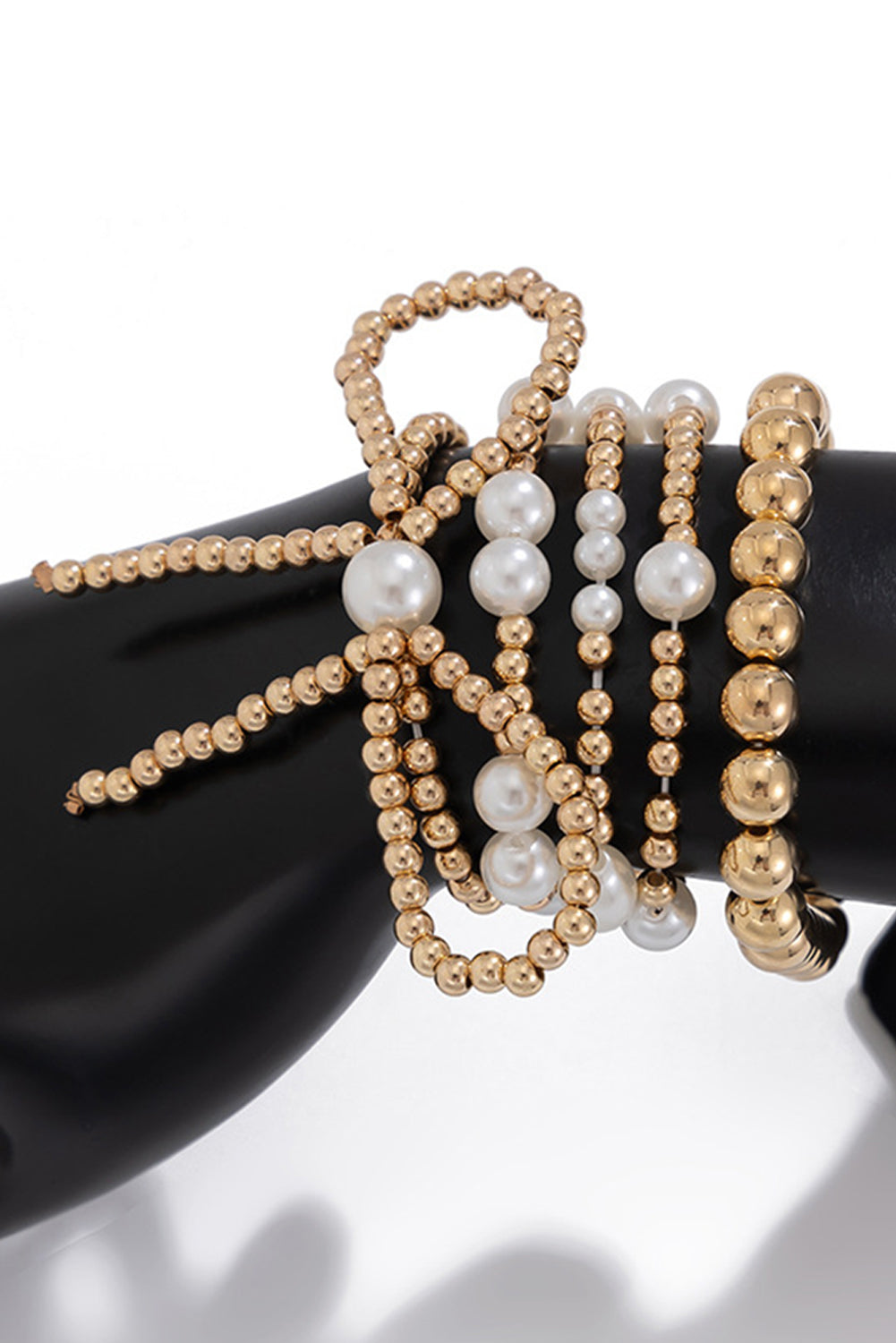 Set de pulseras de varias capas con cuentas de perlas y lazo dorado