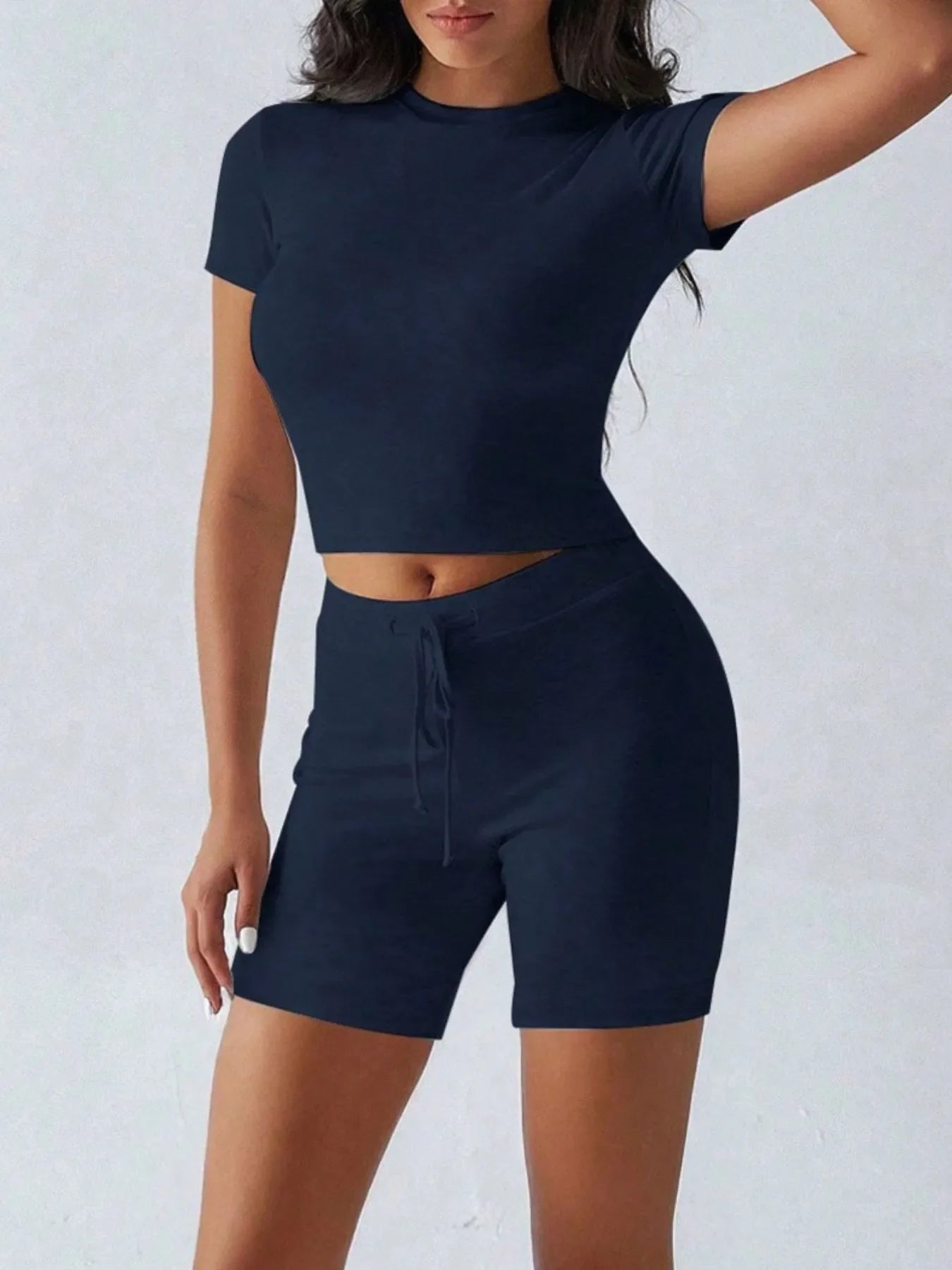 Conjunto de top de manga corta con cuello redondo y shorts