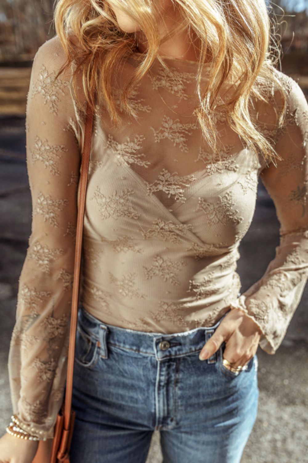 Conjunto de top camisero cruzado y cárdigan largo de encaje