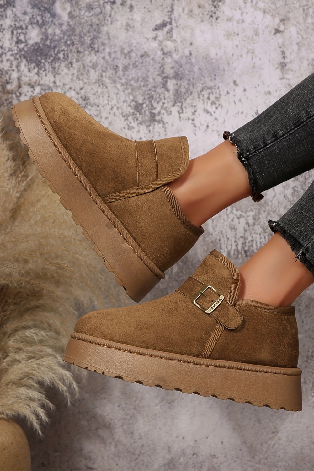 Botas de invierno cómodas con plataforma, puntera redonda y detalle de hebilla en color café