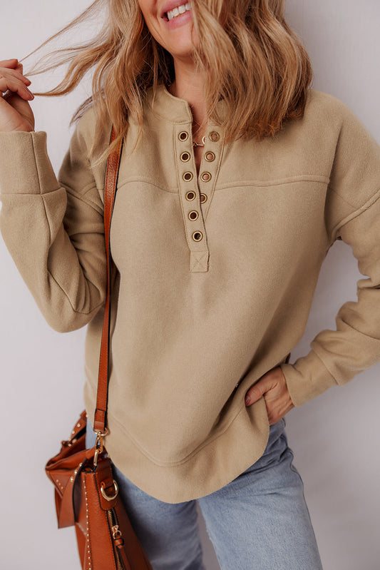 Sudadera con cuello de pico, detalles de ojales y color beige francés claro