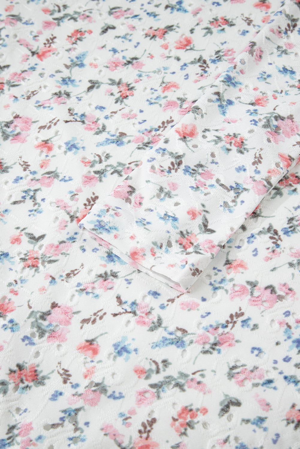 Top de manga larga entallado con cuello cuadrado y estampado floral blanco texturizado