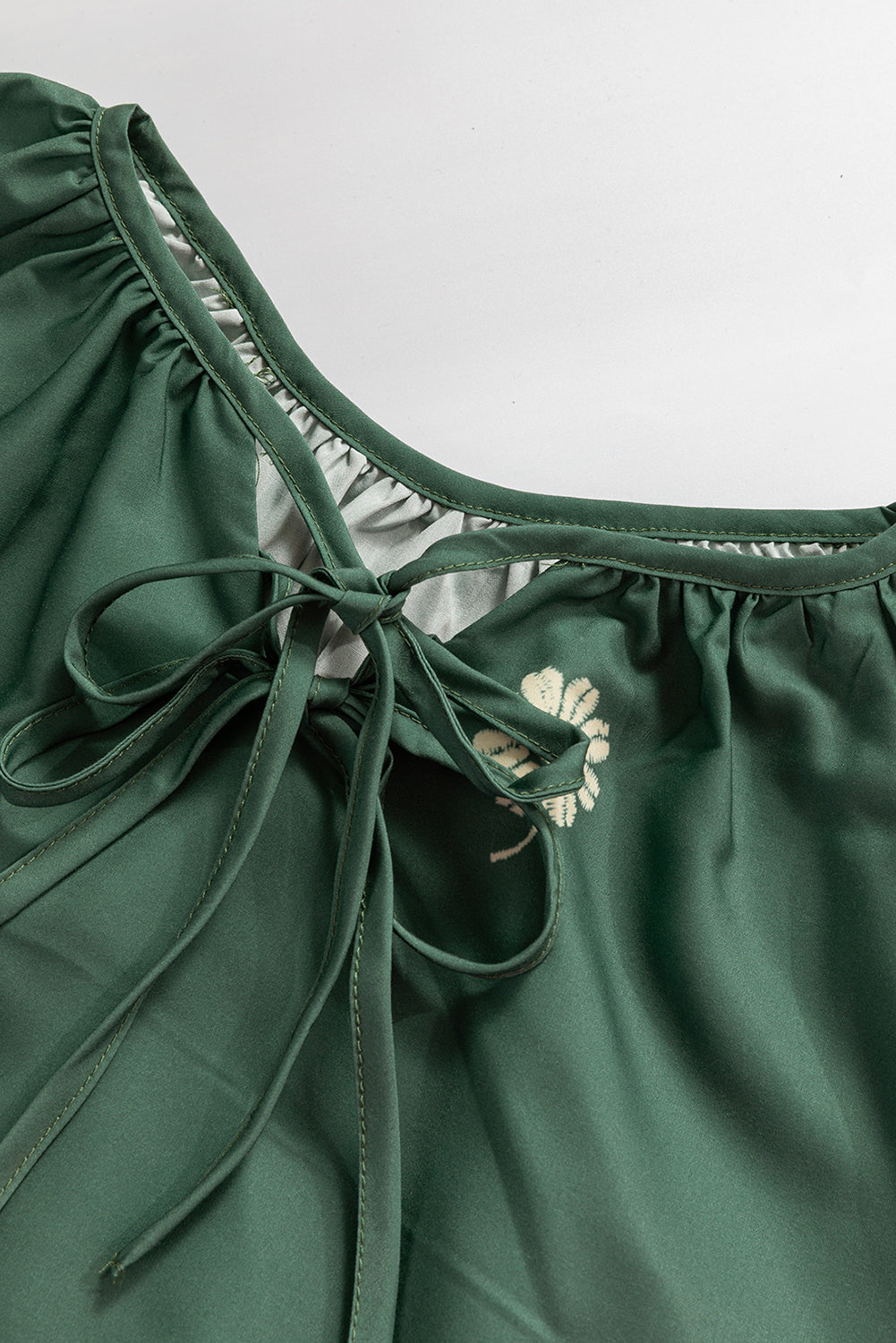Vestido holgado verde niebla con estampado floral bohemio, cuello con lazo y mangas abullonadas
