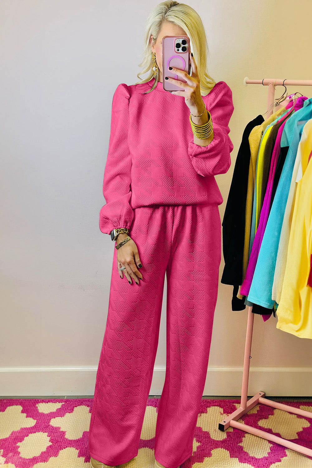Conjunto de top y pantalón texturizado rosa rojo con mangas abullonadas