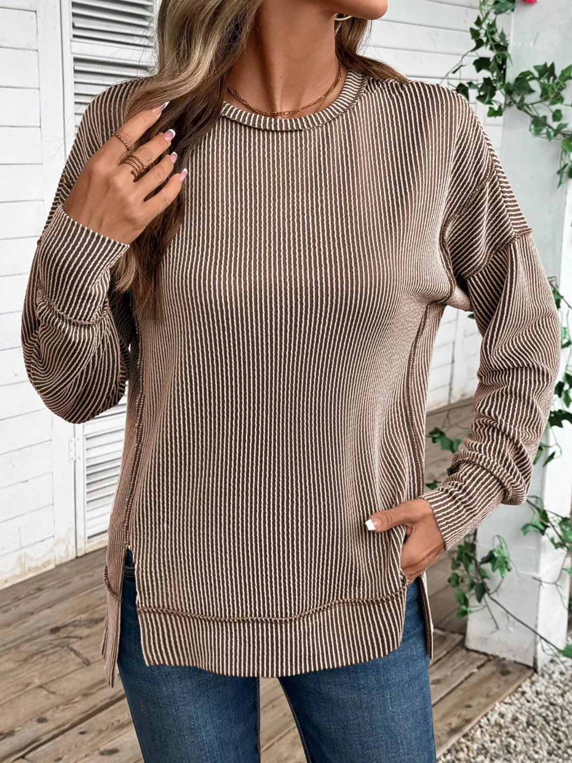 Sudadera de cuello redondo con aberturas laterales