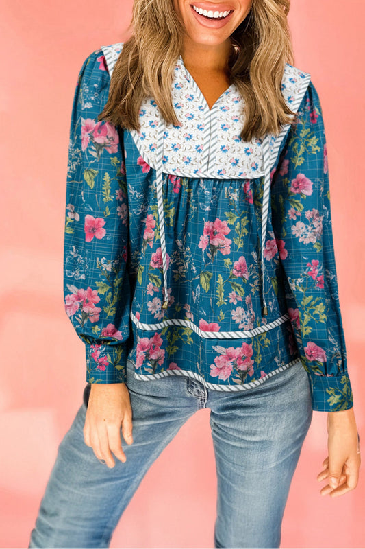 Blusa de manga larga abullonada con estampado floral azul cielo, canesú en contraste y ribete de rayas patchwork