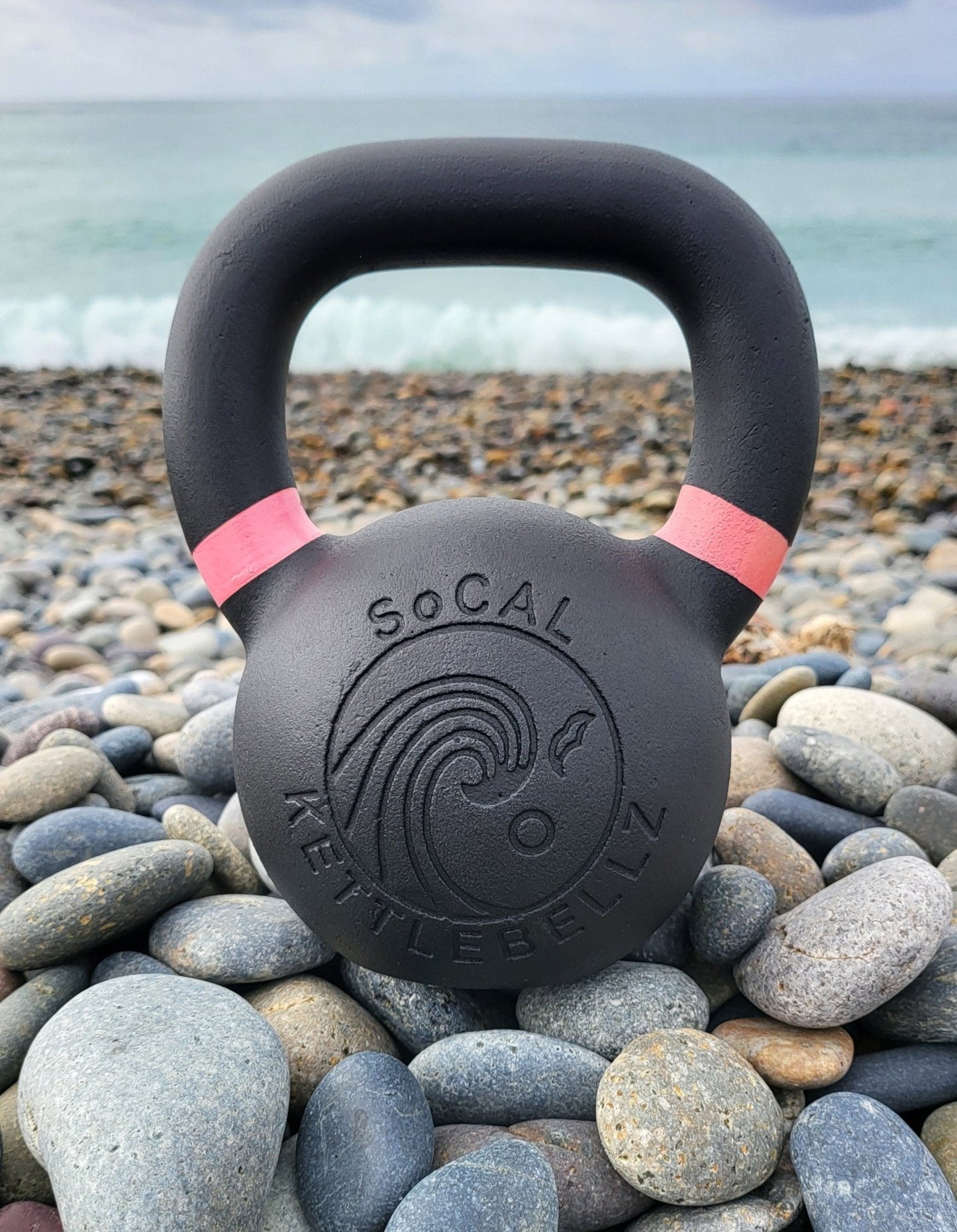 Pesa rusa de hierro fundido de 8 kg (18 lb) con recubrimiento de polvo – Negro | SoCal Kettlebellz