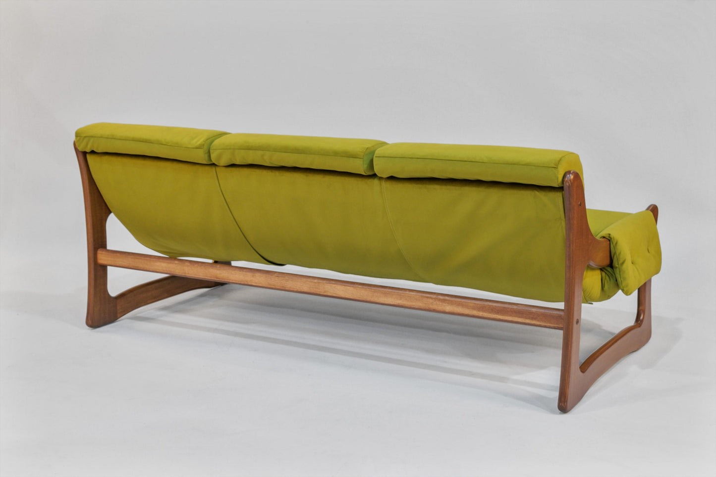 Sofá – Chronicle Cypress con brazos de madera noble a elegir (Tinte Nogal)