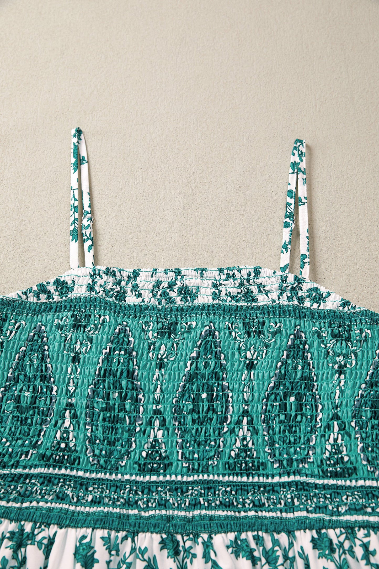 Vestido largo camisero fruncido con estampado floral bohemio verde