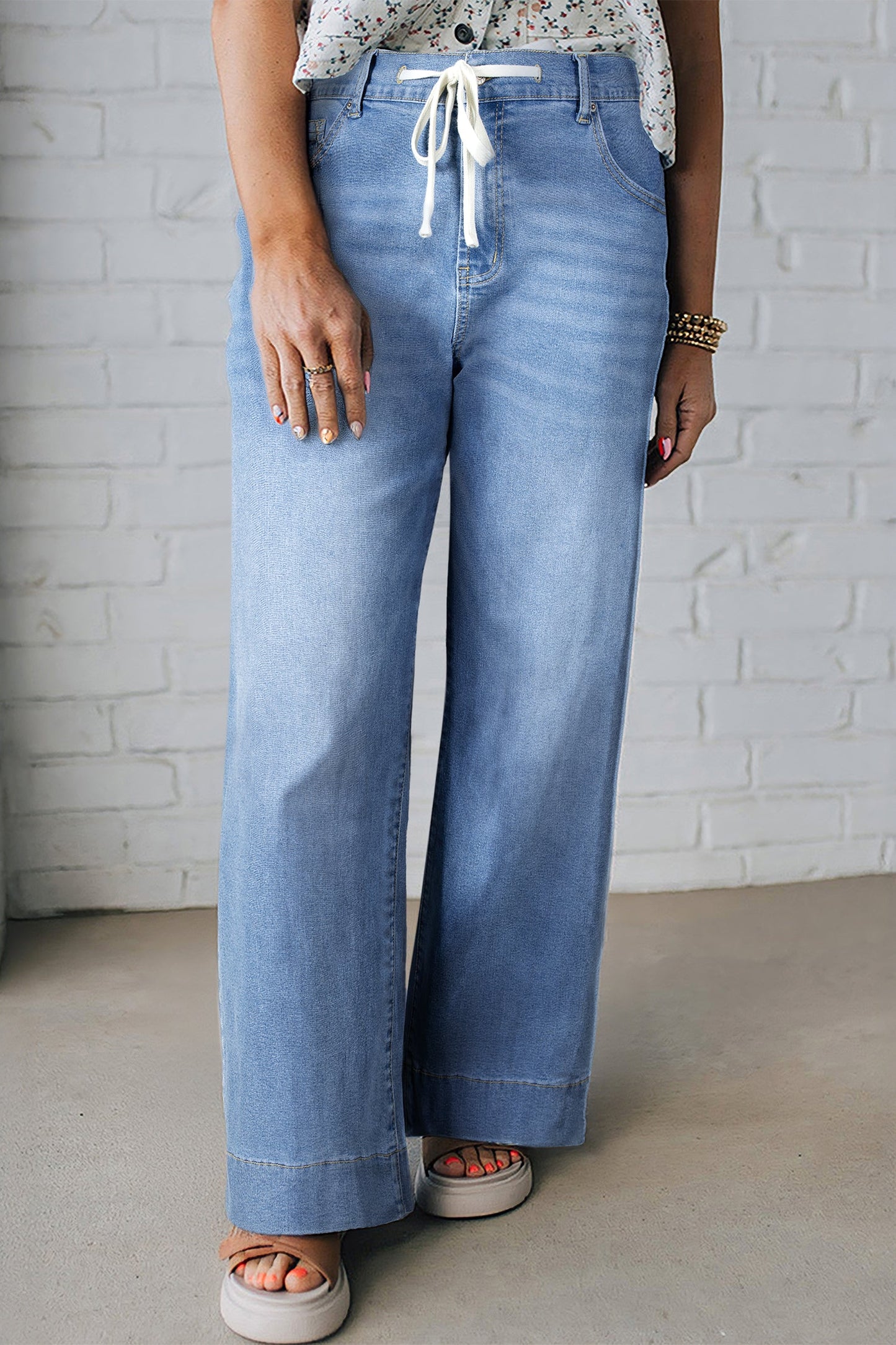 Vaqueros plus size de lavado ácido azul claro con cordones de contraste