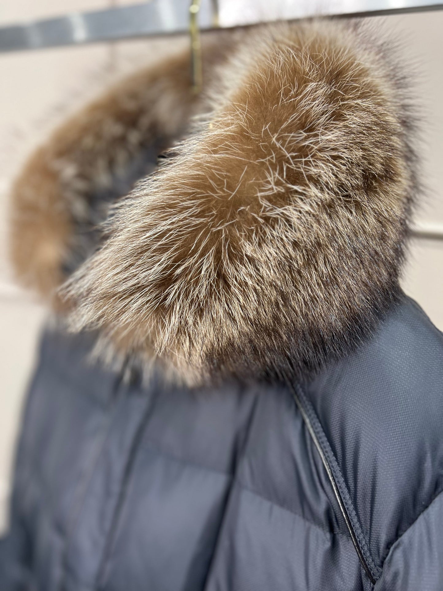 Chaqueta acolchada con aislamiento Sorona® y ribete de piel auténtica