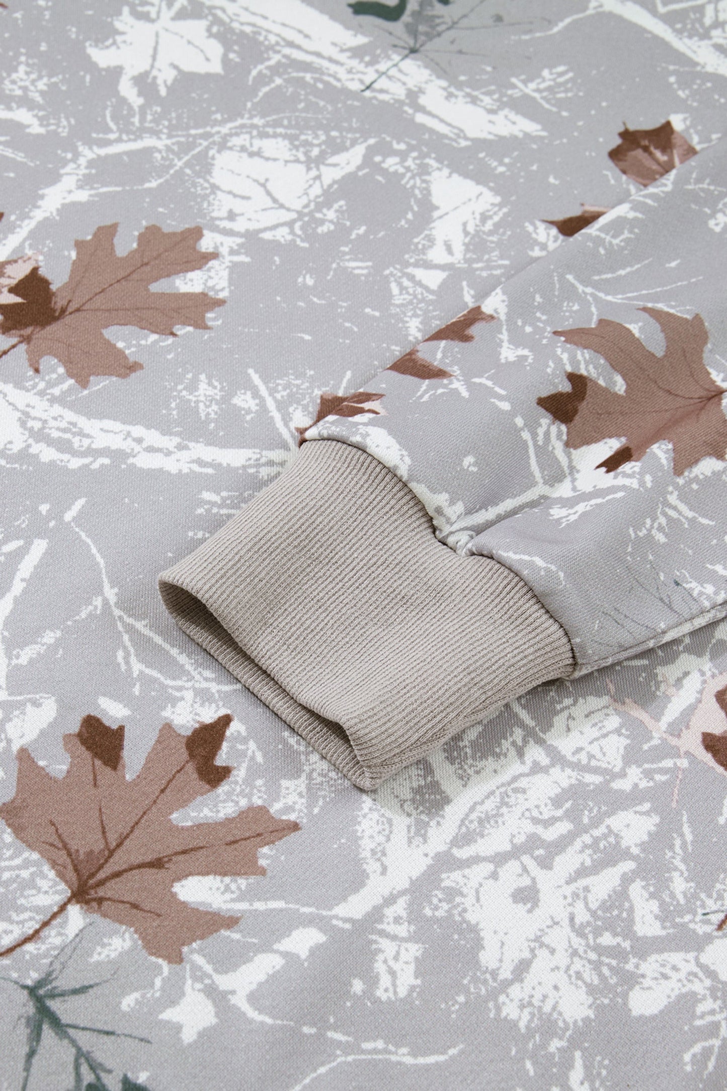 Sudadera informal de camuflaje de hoja de arce gris con rayas universitarias en las mangas