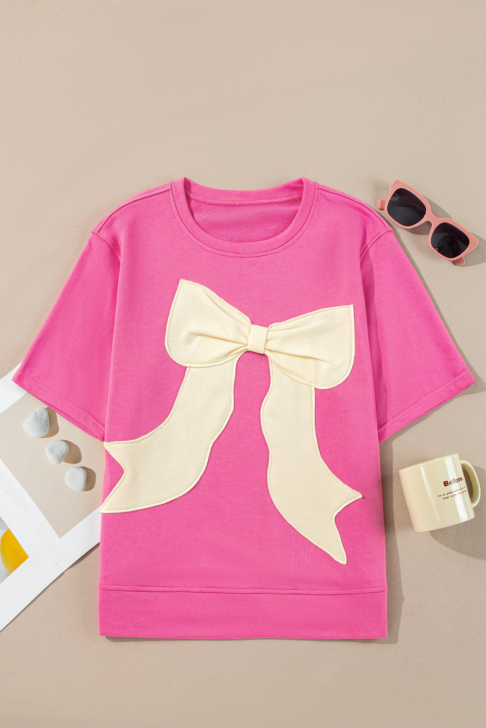 Camiseta suelta con lazo delantero de cinta de color de contraste rosa fresa con aberturas