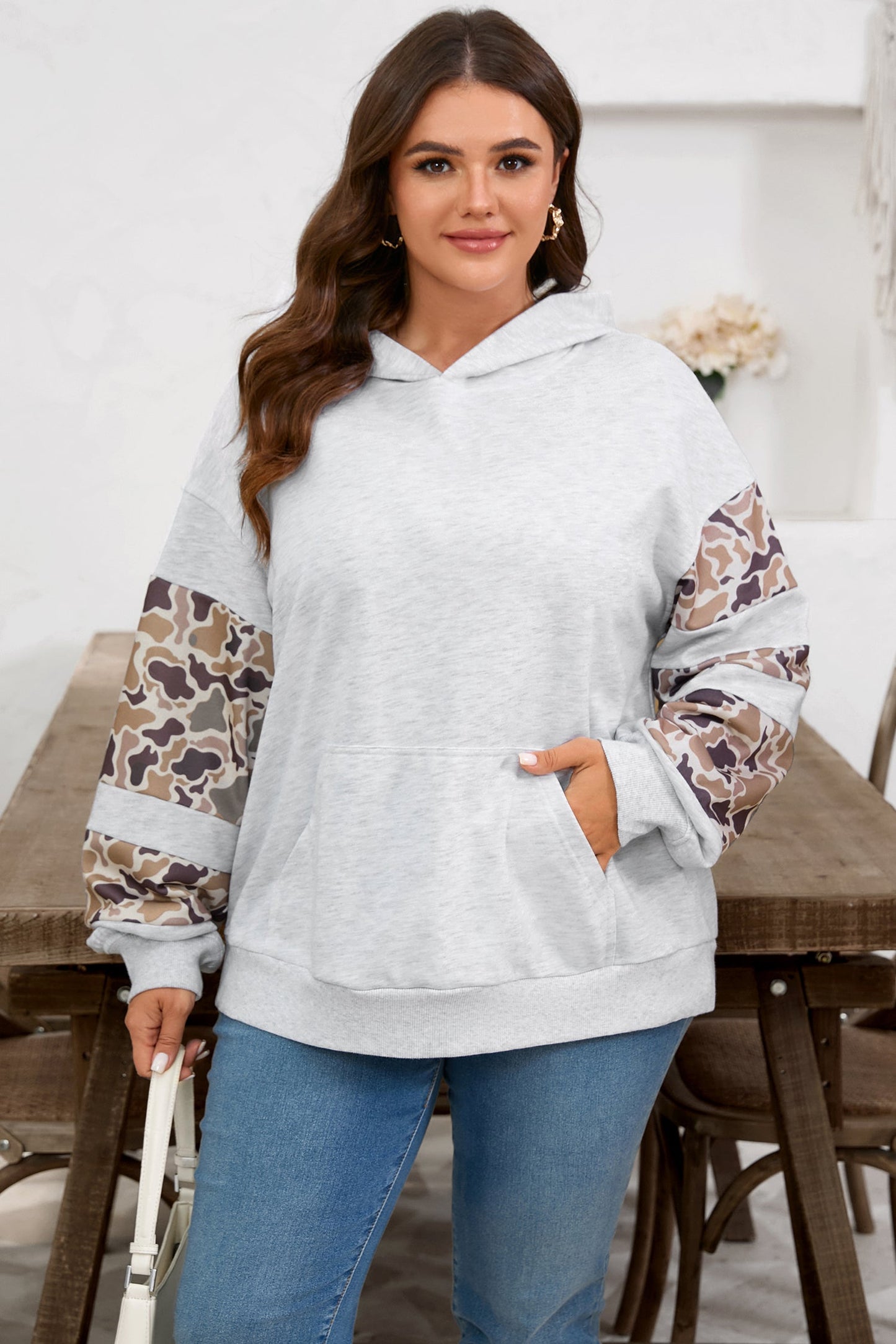 Sudadera con capucha de talla grande con manga asimétrica y retales de camuflaje gris claro