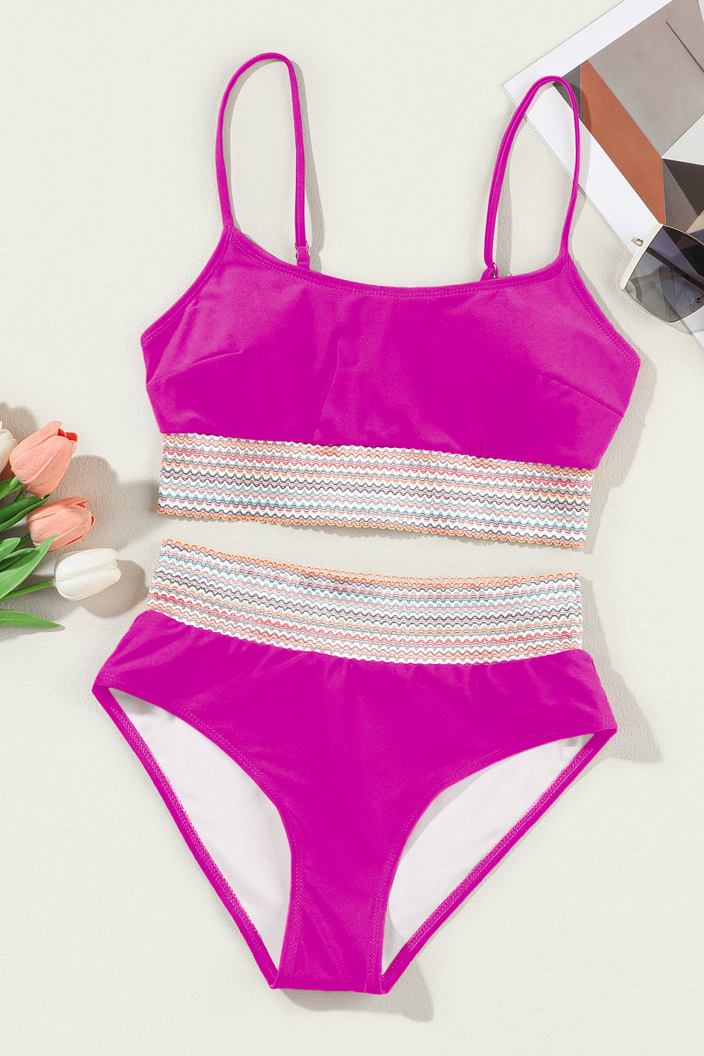 Conjunto de bikini de talle alto con tirantes finos y retales a rayas rosas