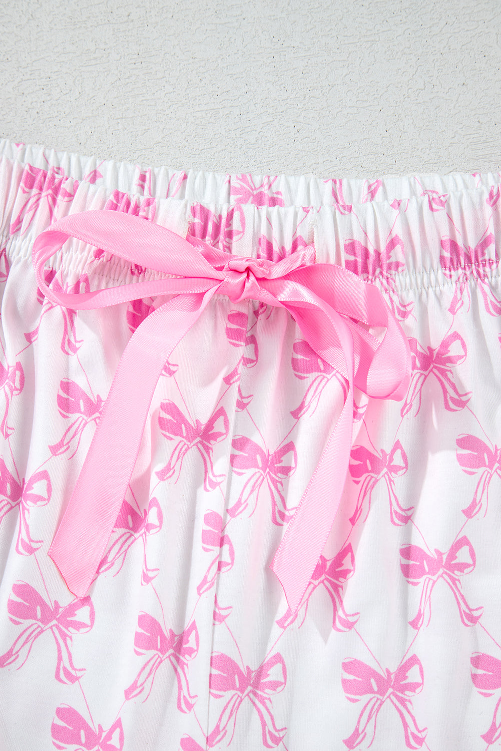 Conjunto de pijama de camisa con estampado de lazo rosa y shorts con dobladillo con volantes