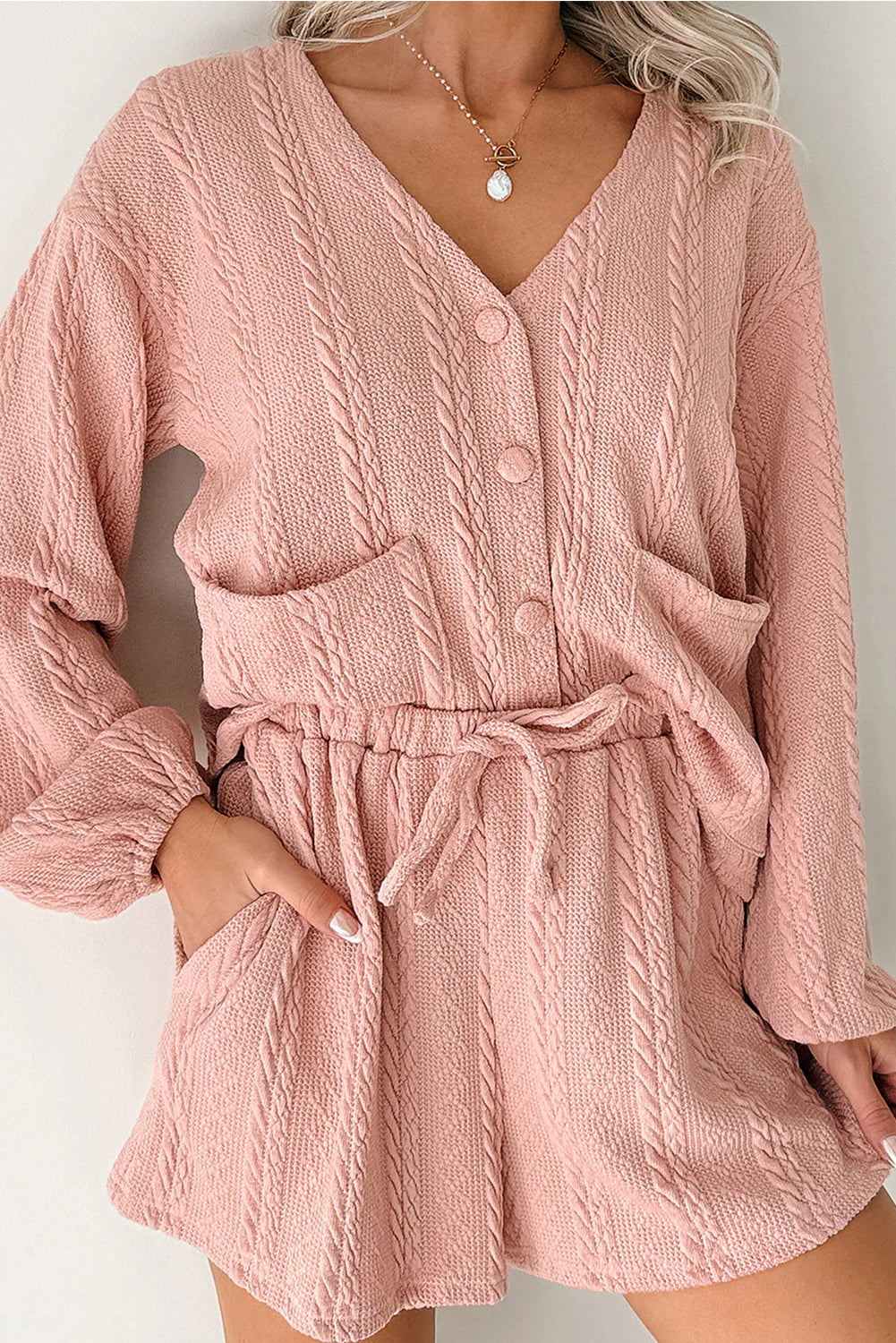 Conjunto de shorts y cárdigan de punto trenzado rosa palo con cuello de pico