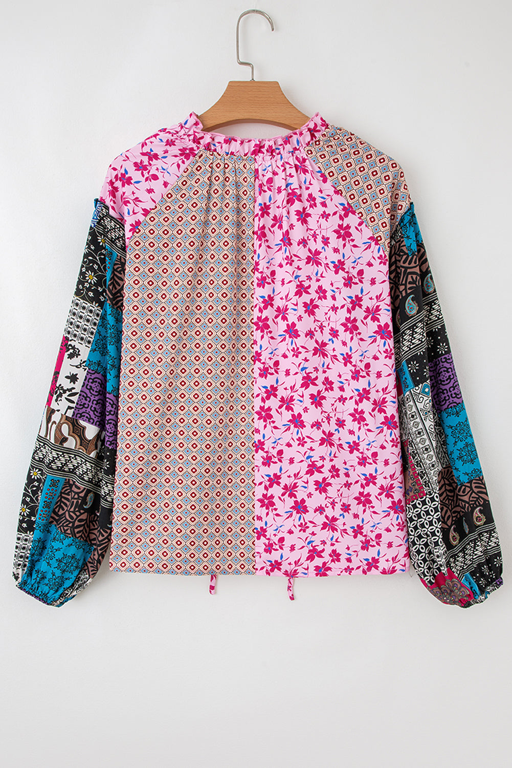Blusa rosa estilo bohemio con retales florales mixtos, hombros caídos y mangas abullonadas