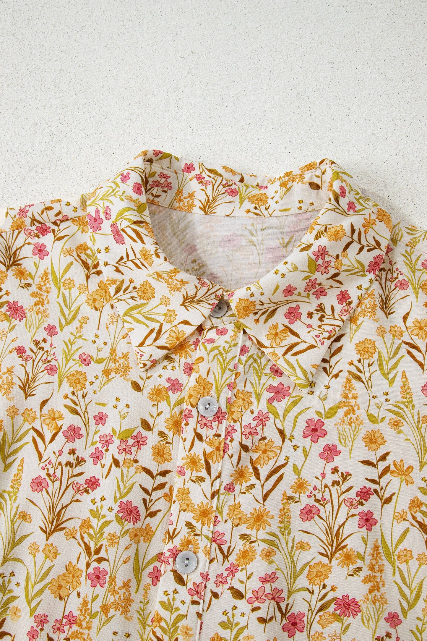 Vestido Camisero Holgado de Manga Larga con Estampado Floral Amarillo, Ribetes Volantes y Puños Fruncidos