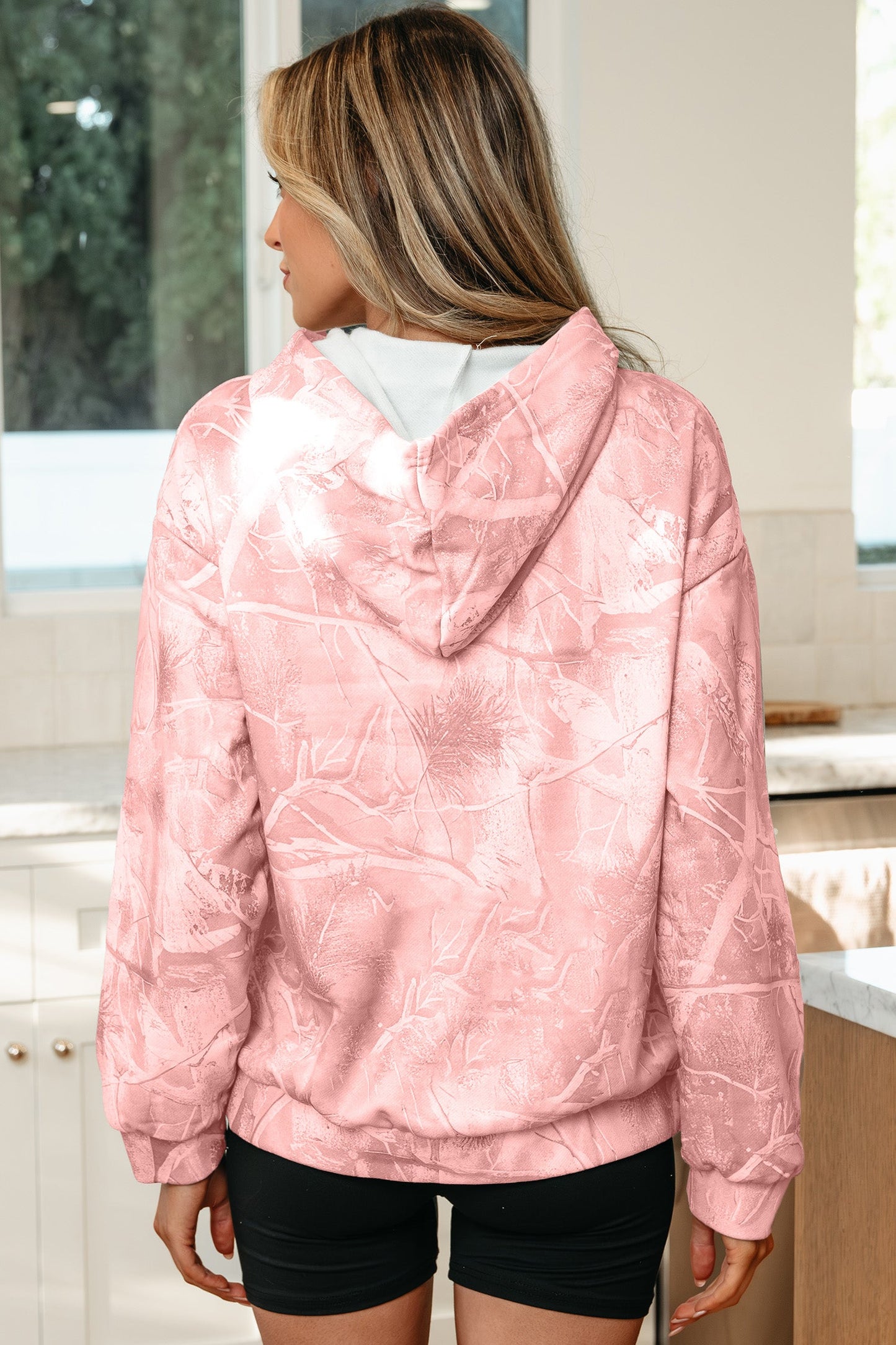 Sudadera con capucha deportiva extragrande con estampado de camuflaje Woodland rosa claro