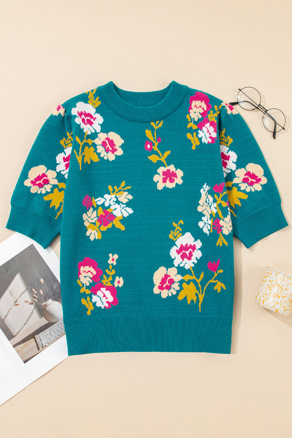 Camiseta de punto de manga corta con cuello alto y estampado de flores azules
