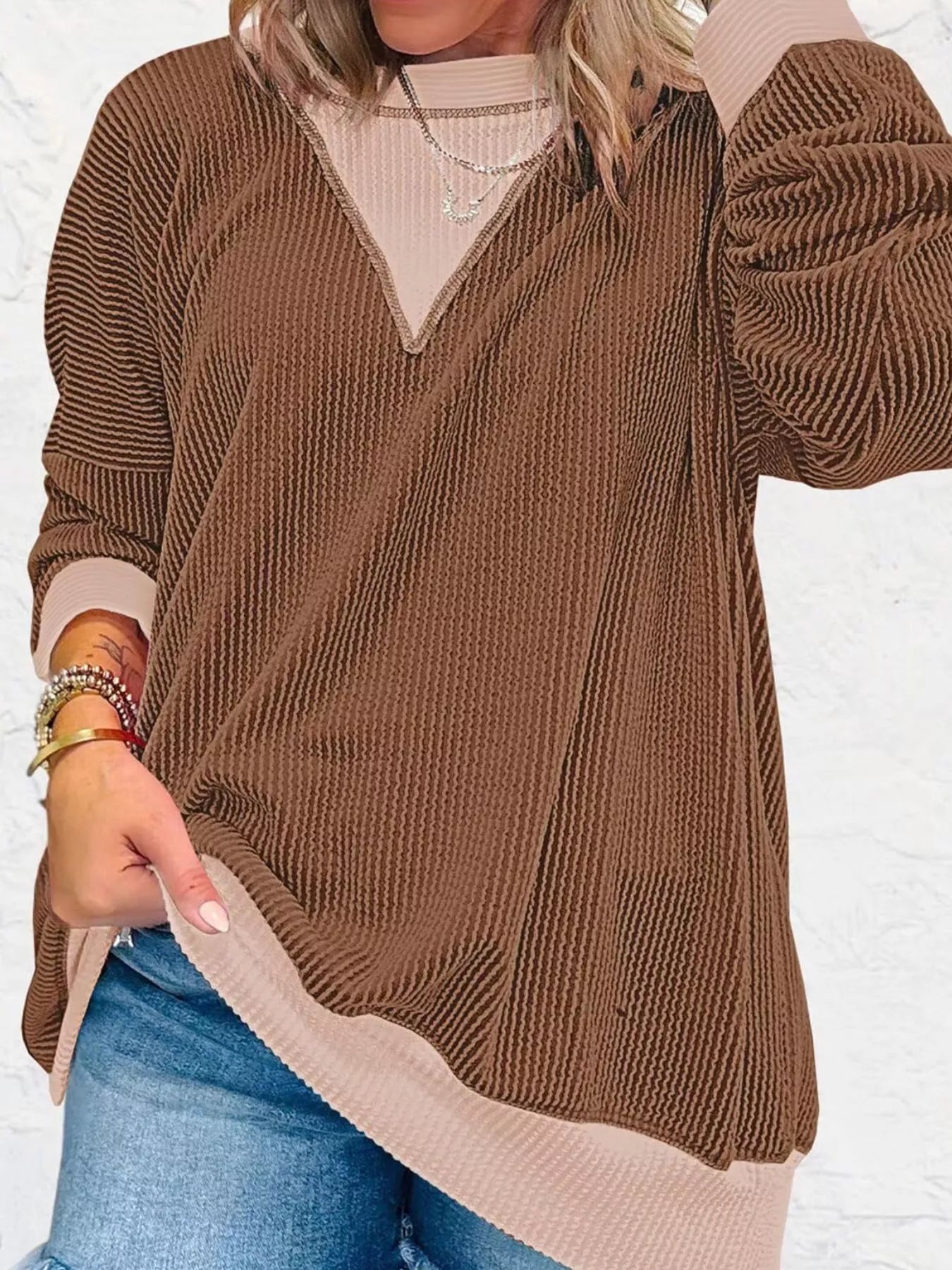 Sudadera de hombros caídos en contraste