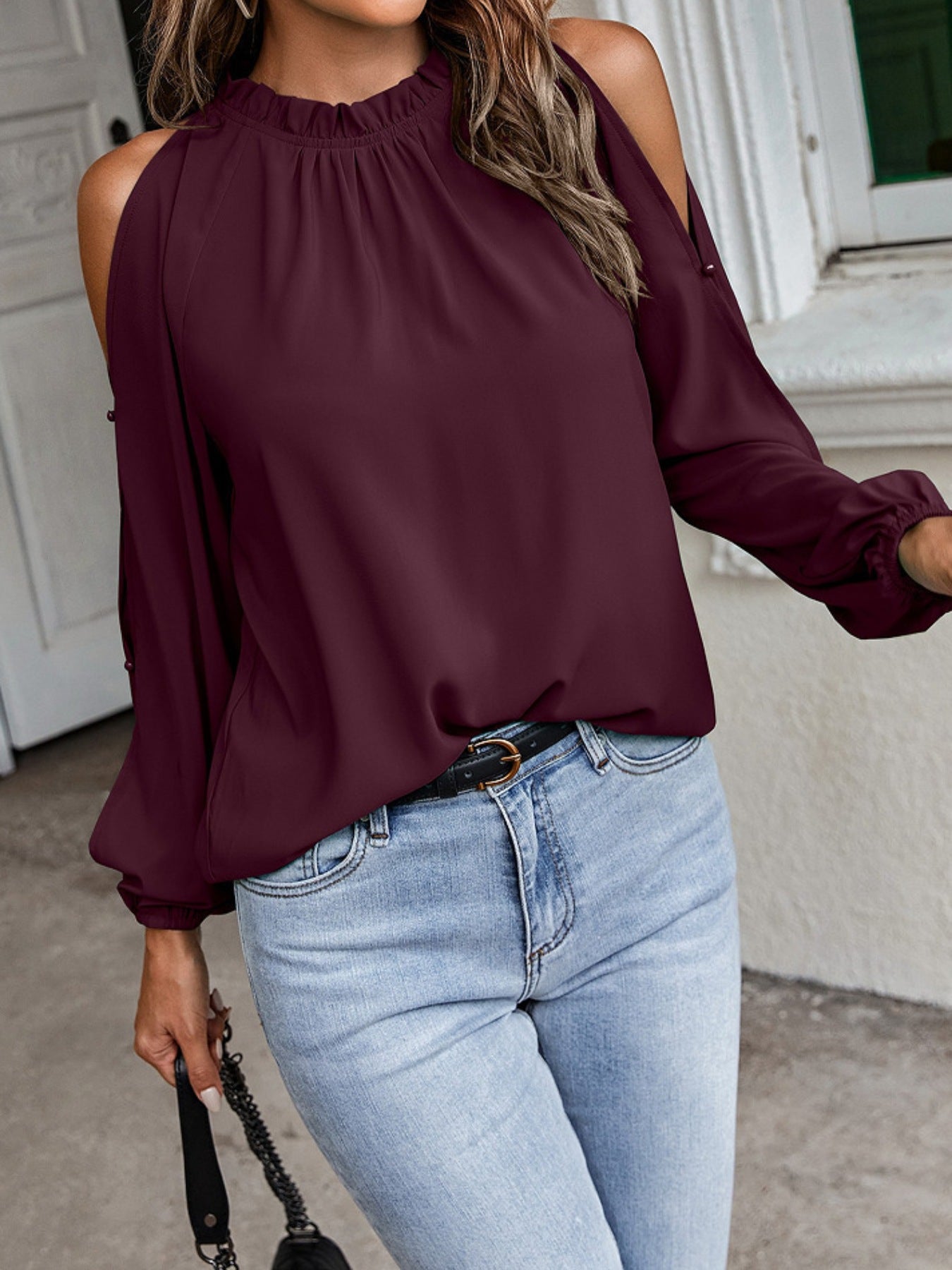Blusa con volantes en el cuello y hombros descubiertos
