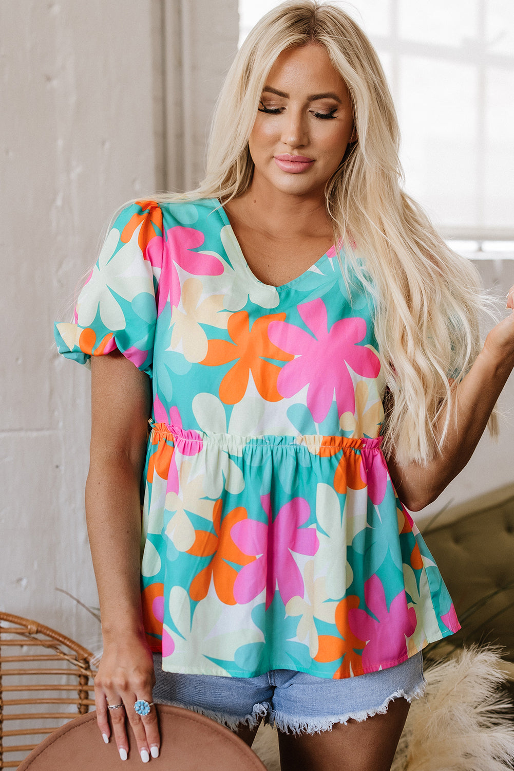 Blusa peplum con estampado floral rosa, cuello en V y mangas abullonadas