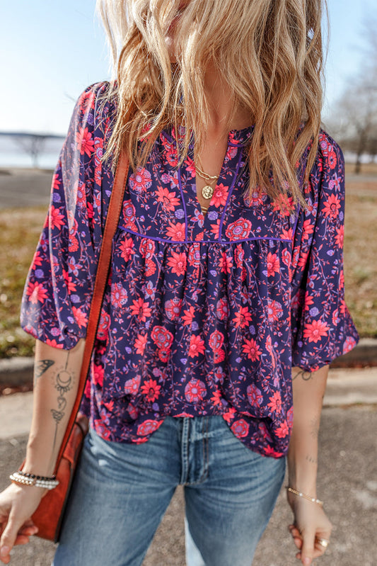 Blusa de manga corta con cuello dividido y estampado floral morado
