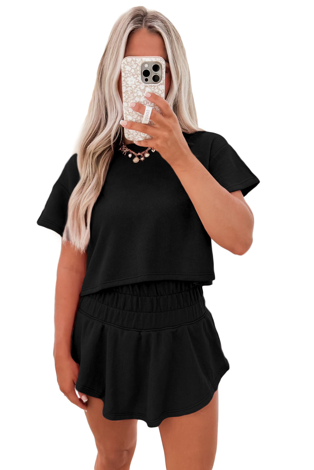 Conjunto de camiseta corta negra y minifalda pantalón de talle alto con volantes