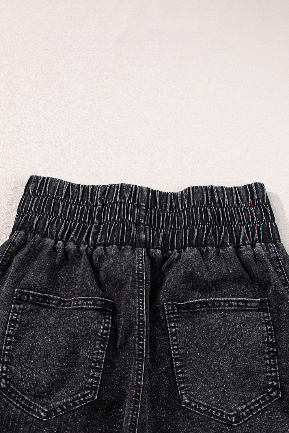 Shorts de mezclilla negros con cintura alta fruncida y lavado mineral