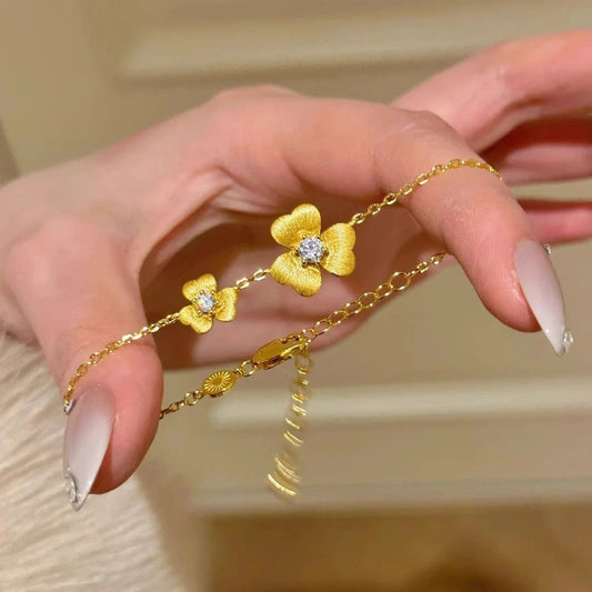 Pulsera de trébol cepillado antiguo de lujo suave retro con sensación de oro para mujer