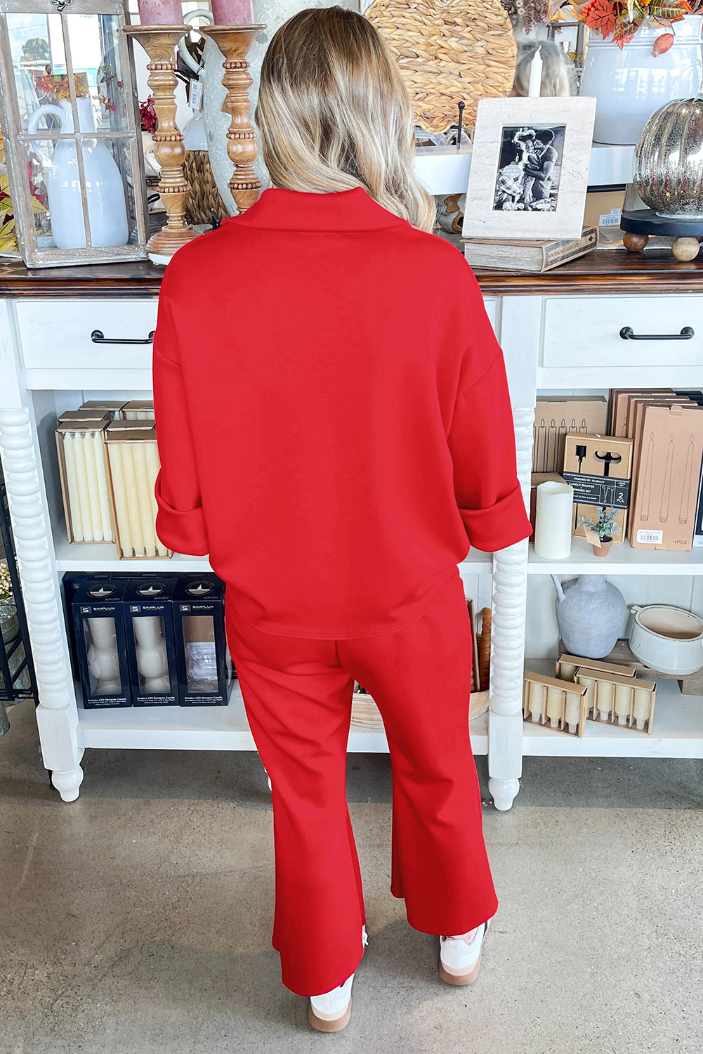 Conjunto de 2 piezas: polo rojo fuego con cuello en V, manga 3/4 y pantalón campana con cordón