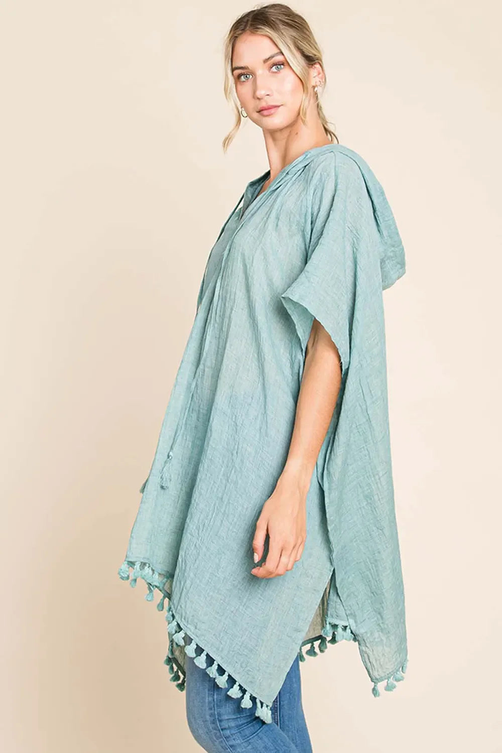 Salida de baño con capucha y dobladillo de borlas Cotton Bleu by Nu Label