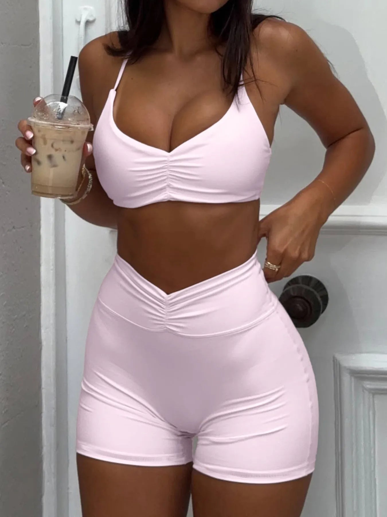 Conjunto deportivo de top ruched y shorts de tiro alto