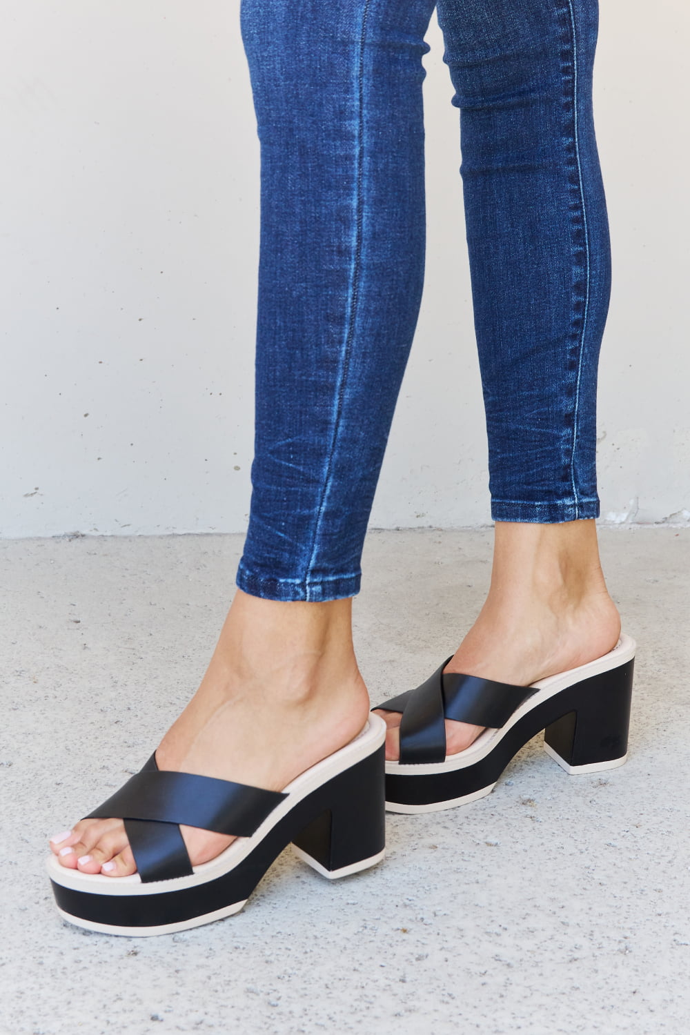 Sandalias de plataforma con contraste Weeboo Cherish The Moments en negro