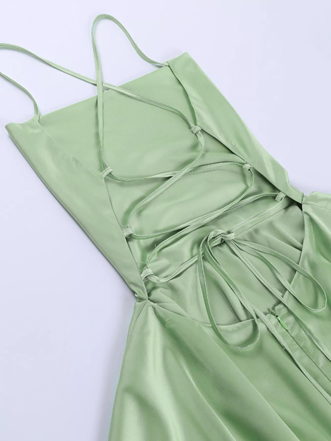 Vestido camisero sin espalda con volantes y capas