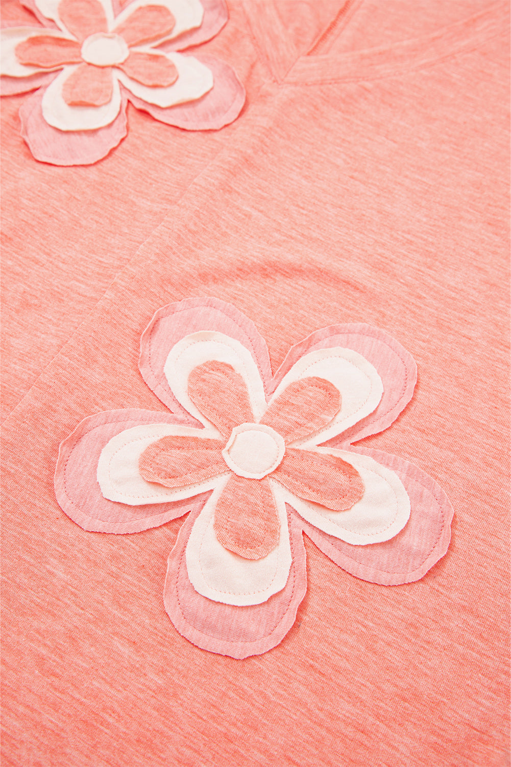 Top de manga larga con cuello de pico y parches florales de salmón fresco