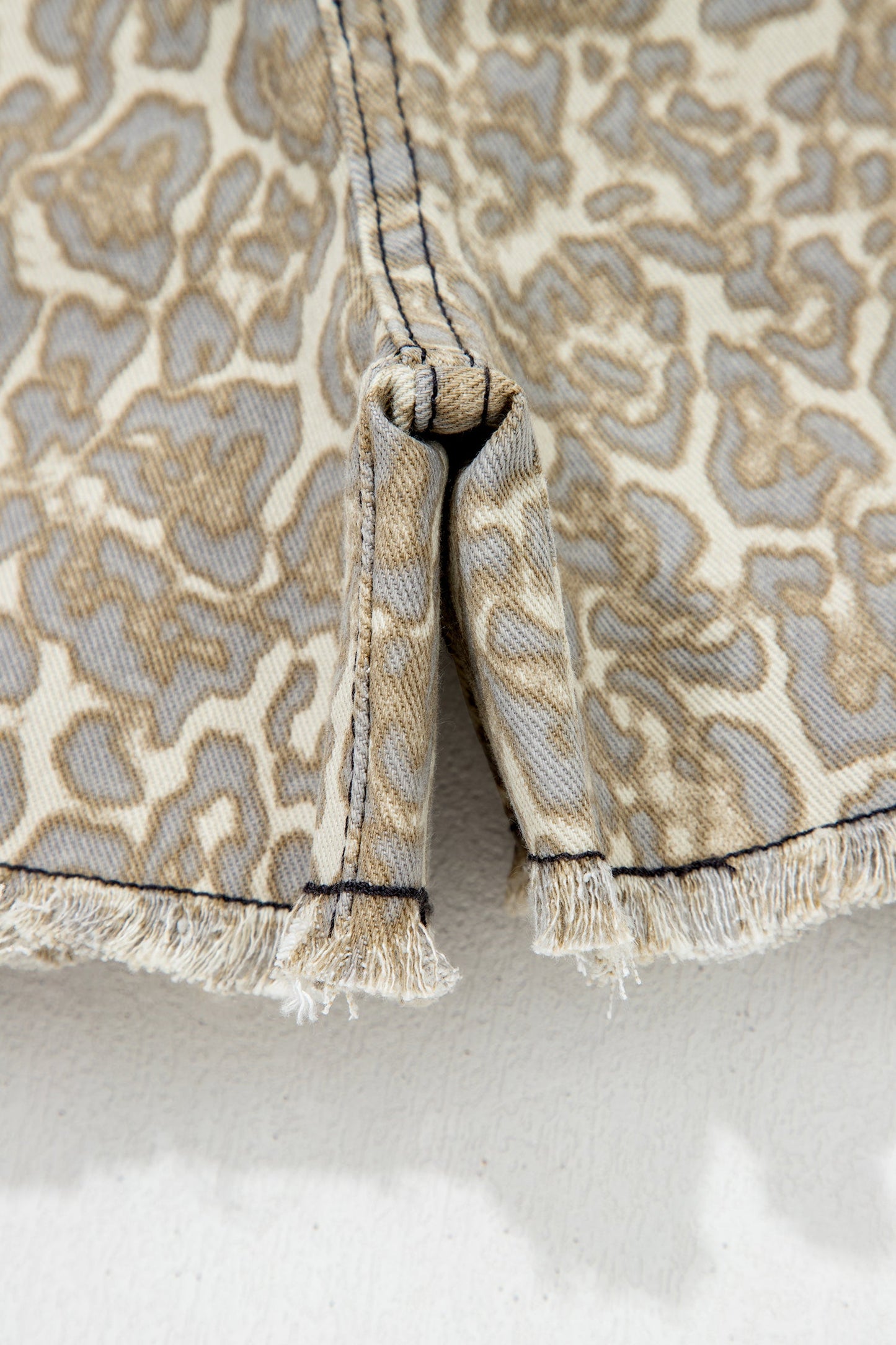 Pantalones cortos de mezclilla caqui con estampado de leopardo y borde sin rematar