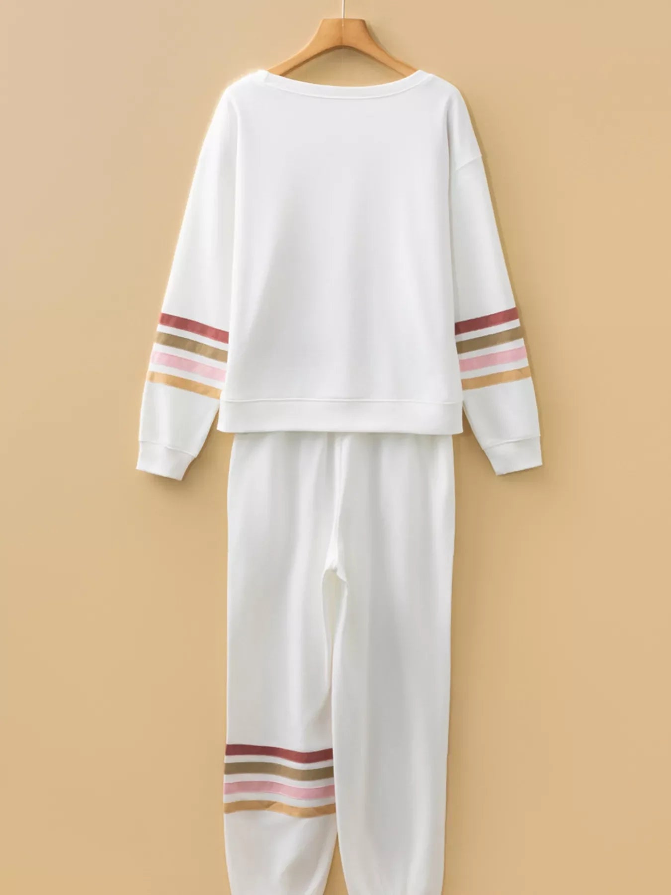 Conjunto de blusa de cuello redondo con ribetes a rayas y pantalón