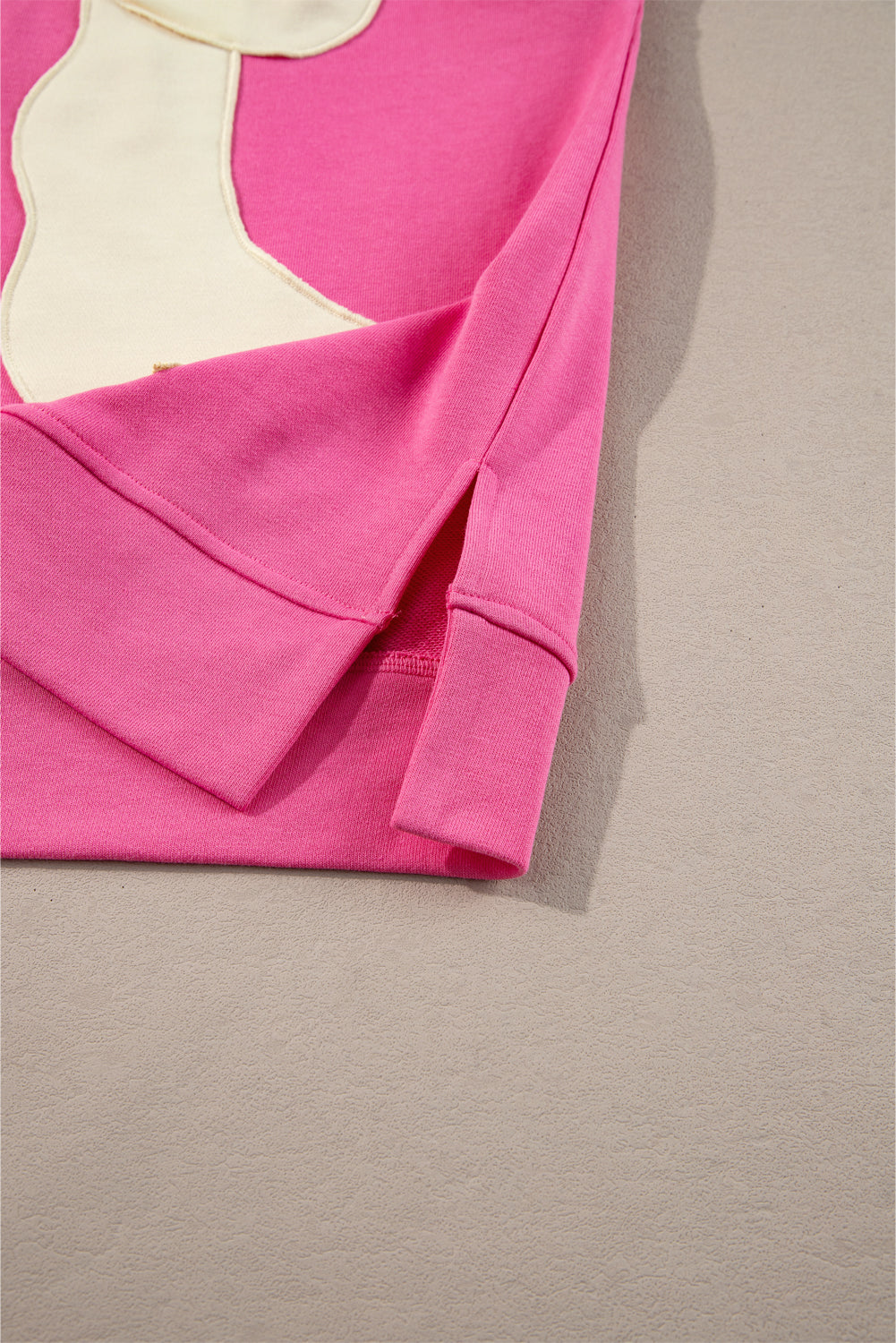 Camiseta suelta con lazo delantero de cinta de color de contraste rosa fresa con aberturas