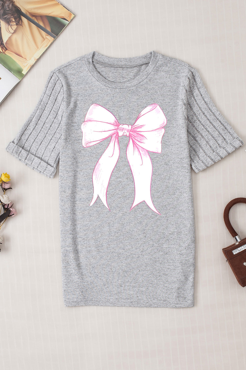 Camiseta de manga corta con cuello redondo y estampado de lazo